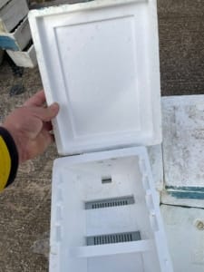 Strafor Ana Arı Kutusu Satılık – 2000 Adet Stok, Uygun Fiyat Az kullanılmış strafor ana arı kutusu, dayanıklı ve ısı yalıtımlı ana arı taşıma kutusu
