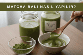 Bal kavanozu ve yanında matcha çayı tozu bulunan karışım, matcha balı kavramını anlatan görsel