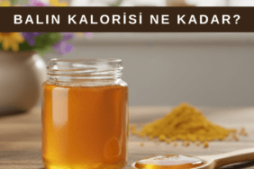 Ahşap bir masa üzerinde kavanoz bal ve kaşık dolusu bal; kavanoz önünde 1 yemek kaşığı balın kalorisi etiketiyle gösteriliyor.