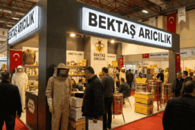 Arıcılık fuarında bal süzme makineleri ve arıcı tekstil ürünleri standı